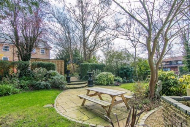Jubilee Mansions 5* Retreat Apartment Peterborough Exterior photo